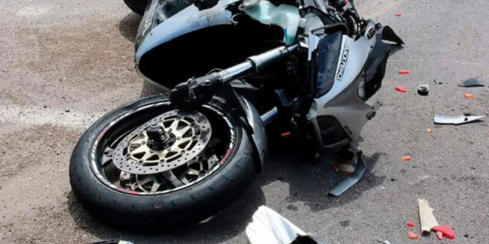 Bakıda motosiklet keçidə çırpıldı: sürücü öldü
