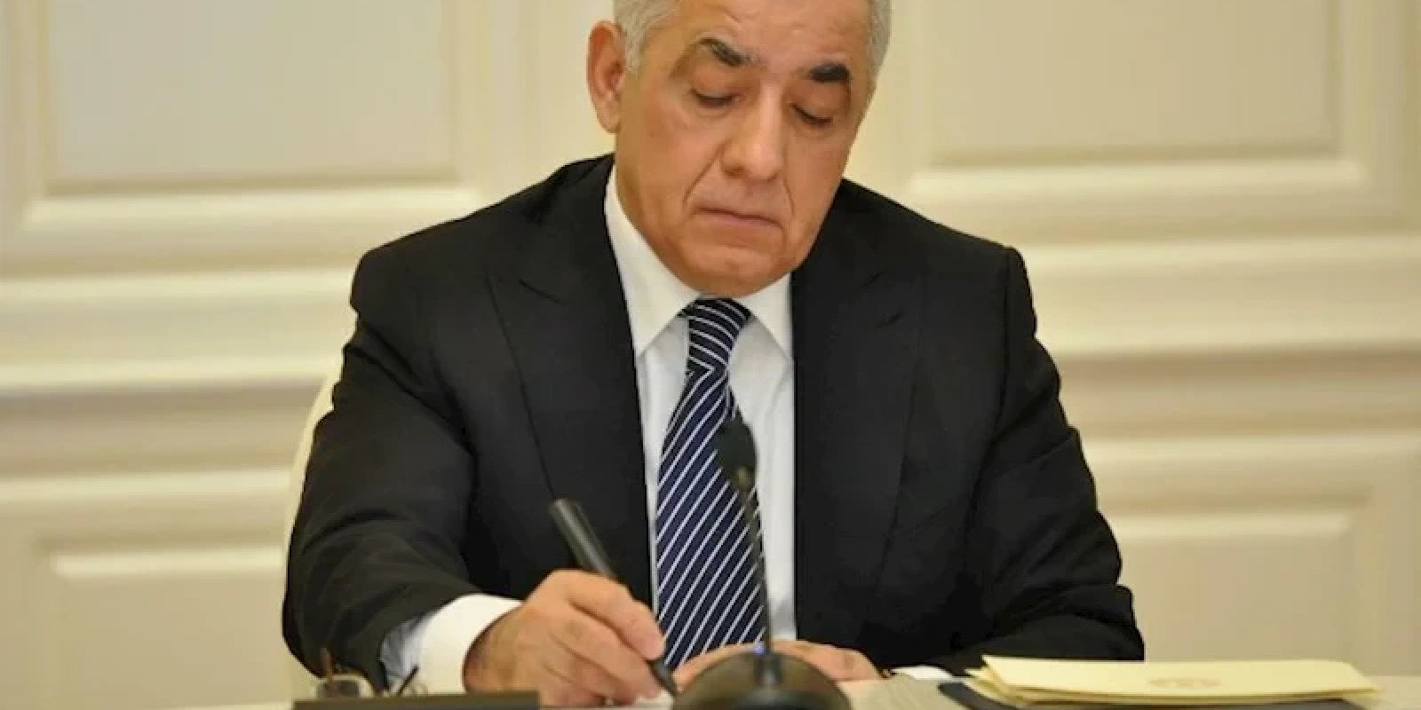 Əli Əsədov qərar imzaladı