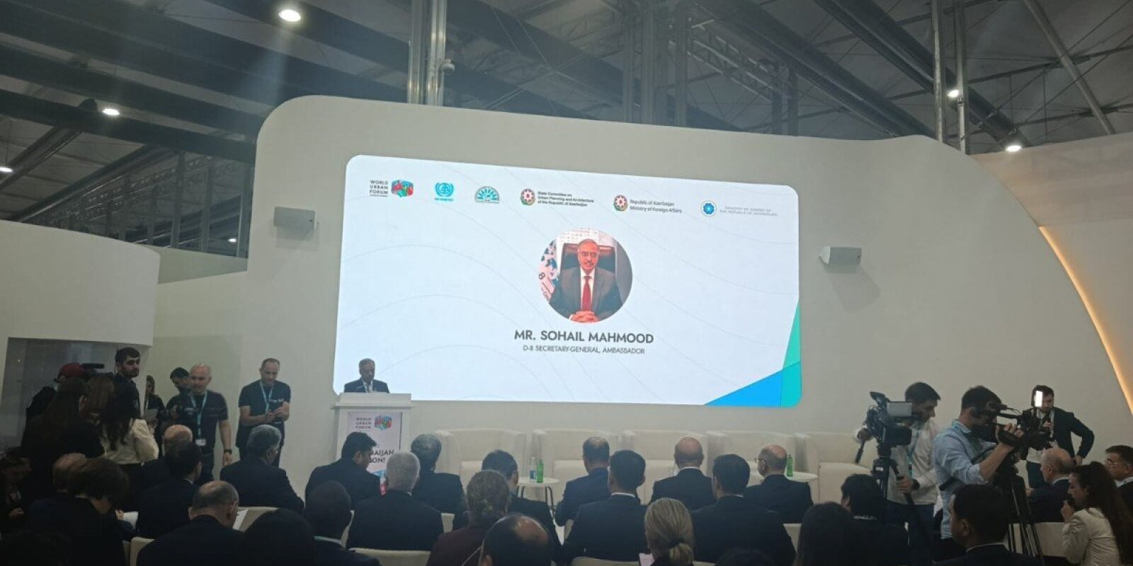 Sahil Mahmud: Bərpa olunan enerji böyük imkanlar yaradır, urbanizasiya isə ciddi çağırışlar doğurur