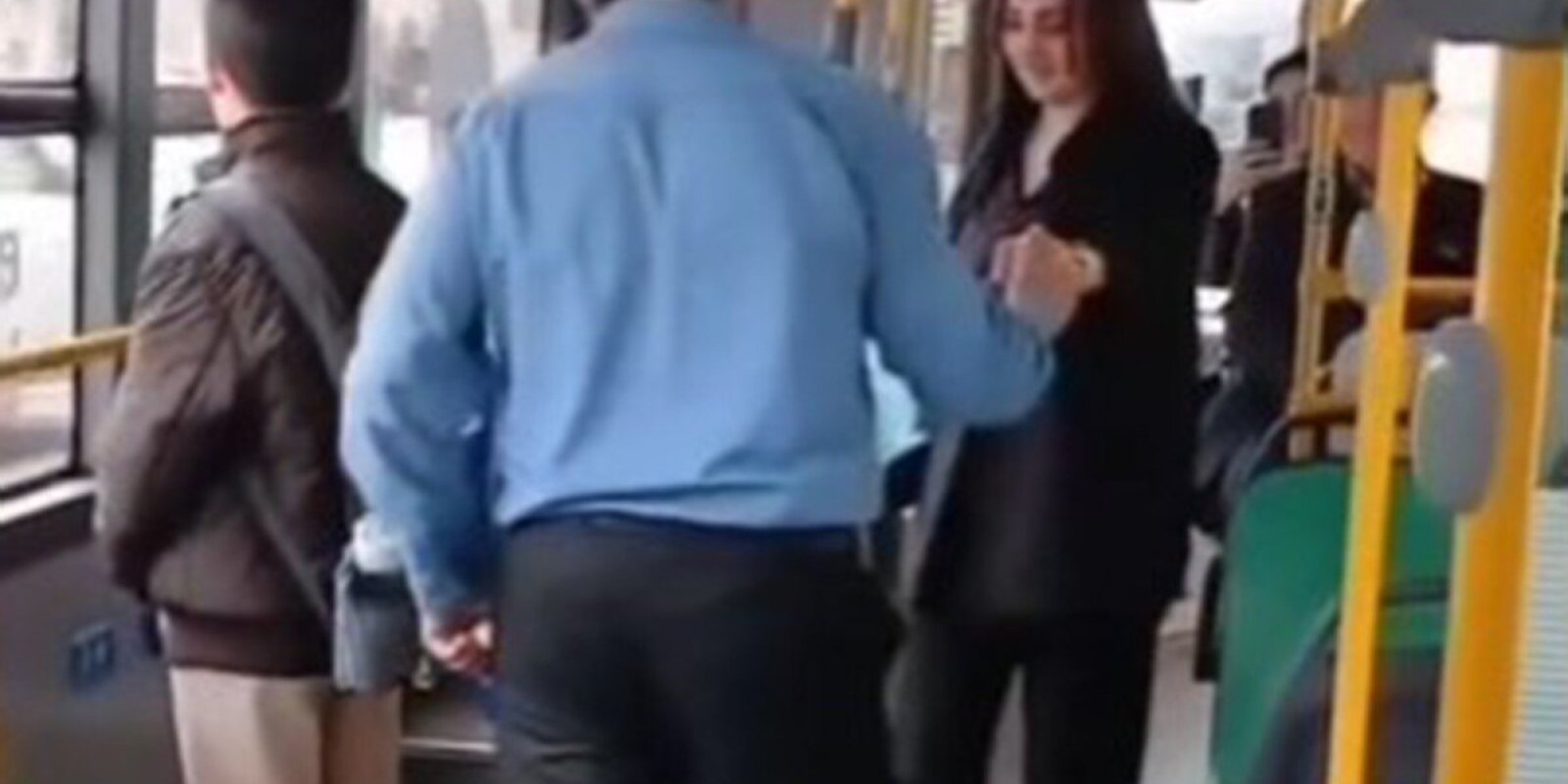 Avtobus sürücüsü sərnişinə evlilik təklif etdi - Video