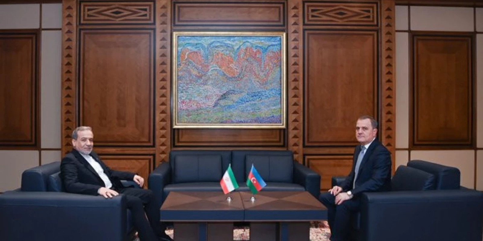 Baş diplomat Əraqçi ilə danışdı