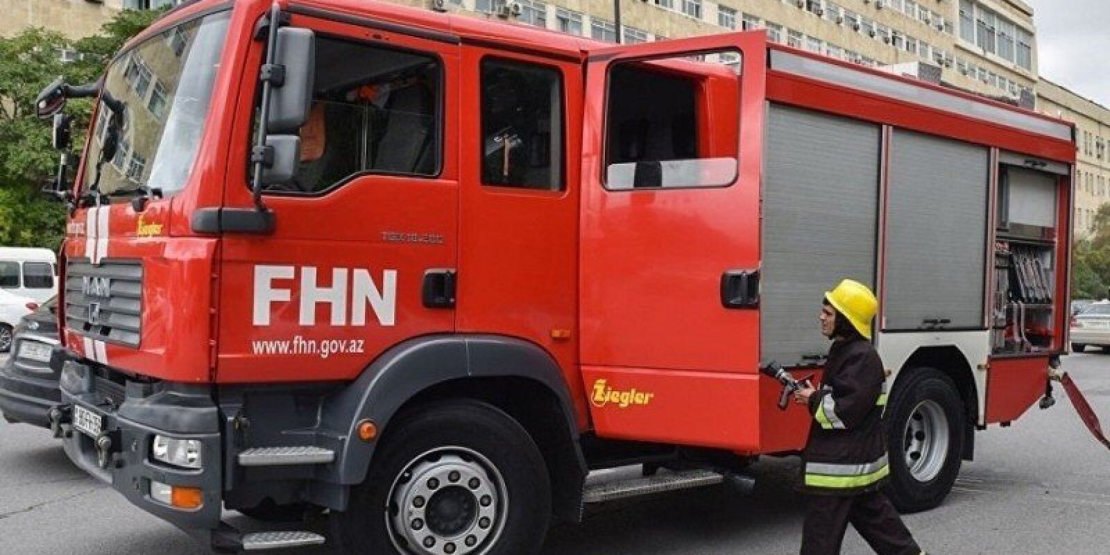 Bakının mərkəzində ev yanır - YENİLƏNİB