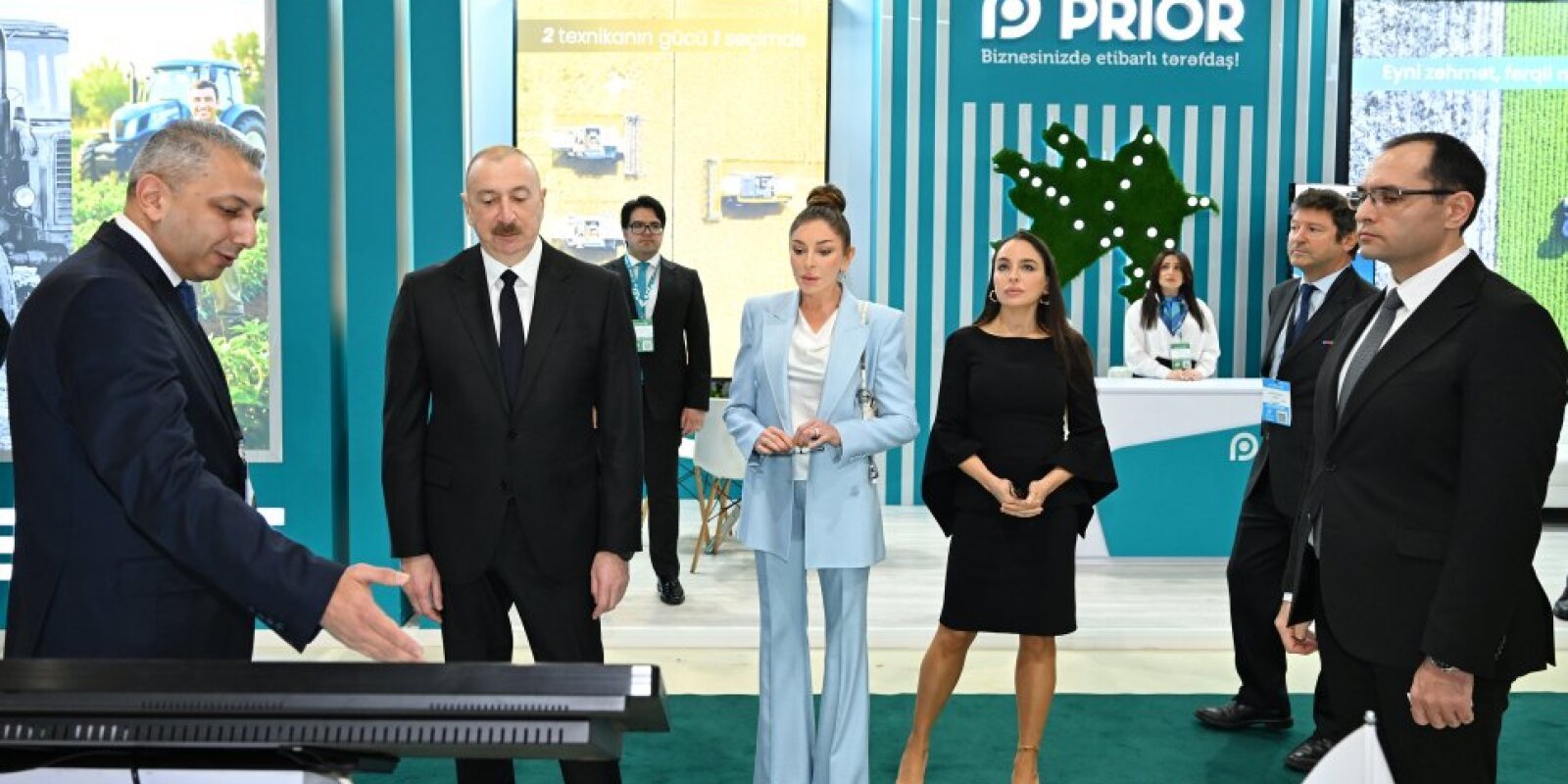 Prezident sərgilərlə tanış oldu