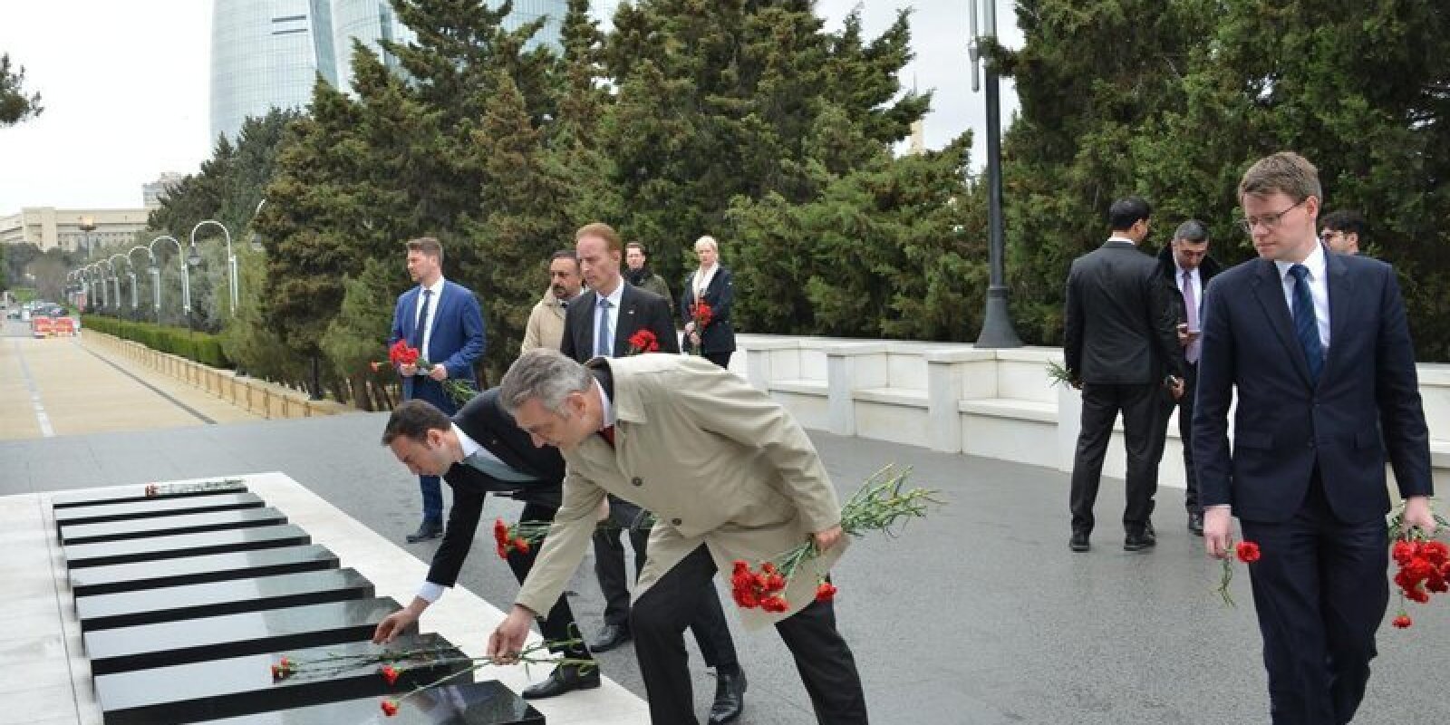 Almaniya diplomatları Şəhidlər xiyabanını ziyarət etdi - FOTO