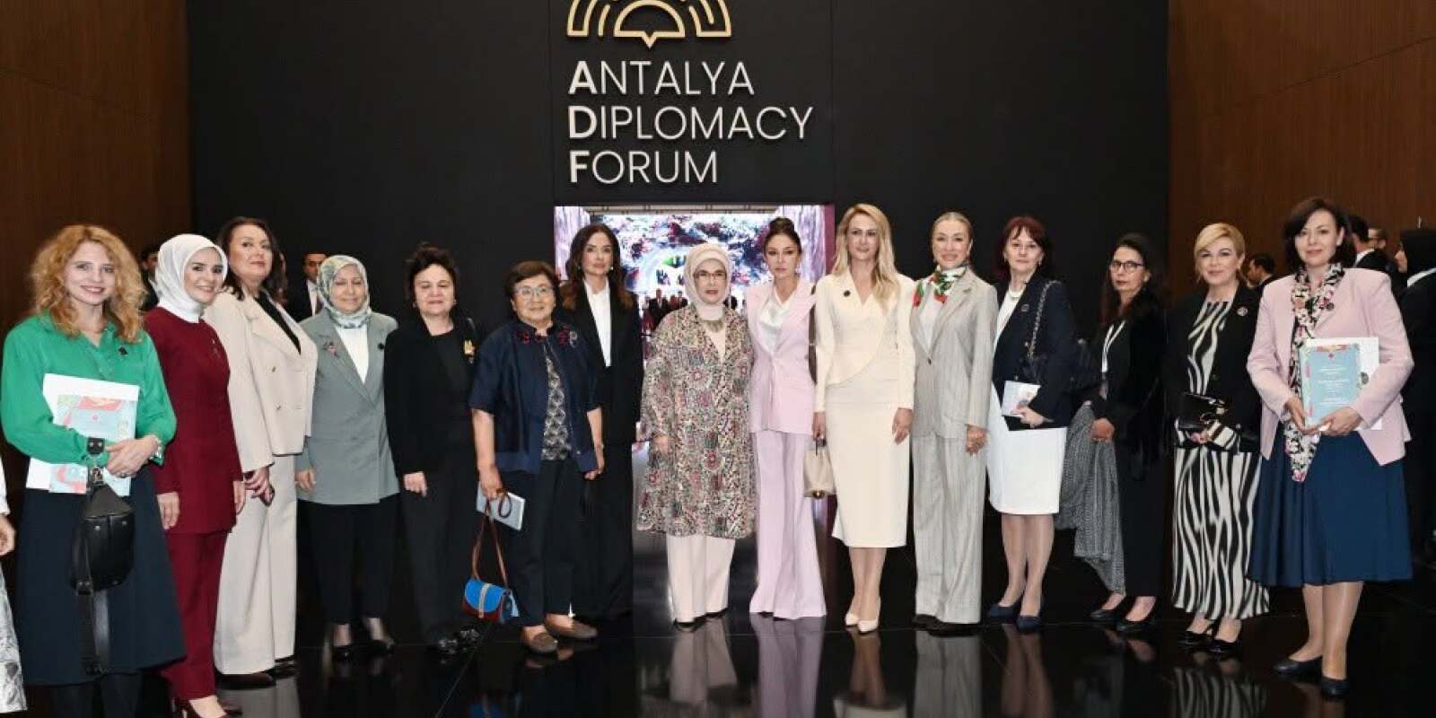 Azərbaycanın birinci xanımı Mehriban Əliyeva Antalyada “Fələstində sülh naminə birləşərək: Təhsil sisteminin məhv edilməsi ilə mübarizə və gələcəyin qorunması” adlı paneldə iştirak edib