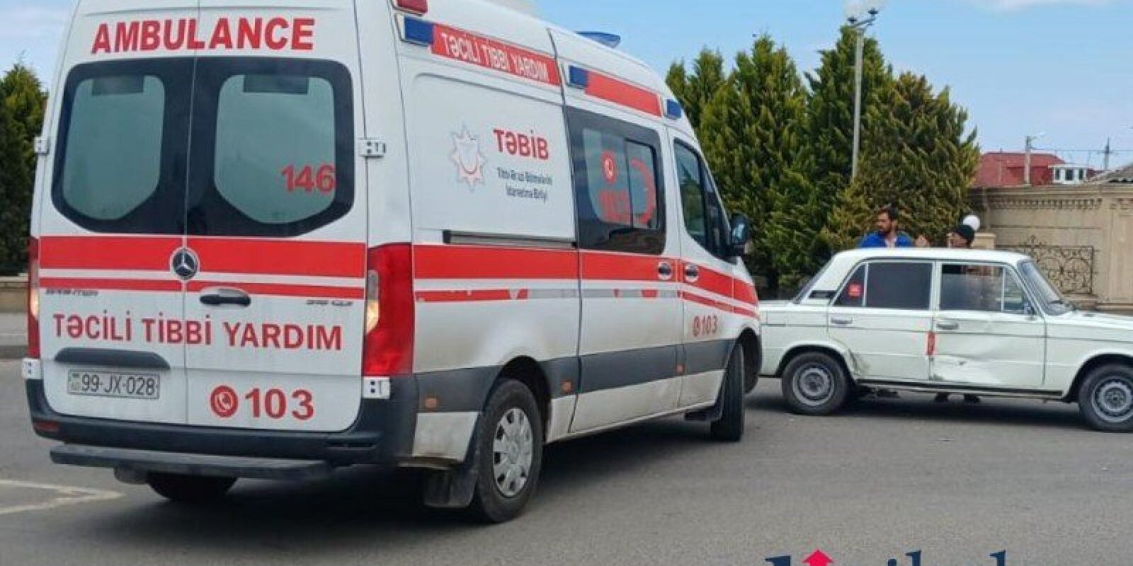 Təcili yardım maşını qəzaya düşdü - FOTO