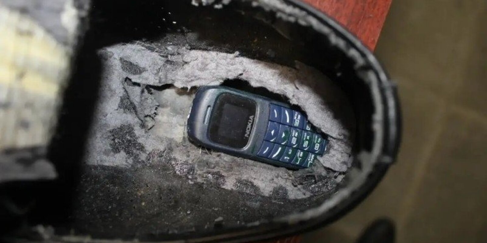 İmtahana ayaqqabısının altında telefon keçirmək istədi