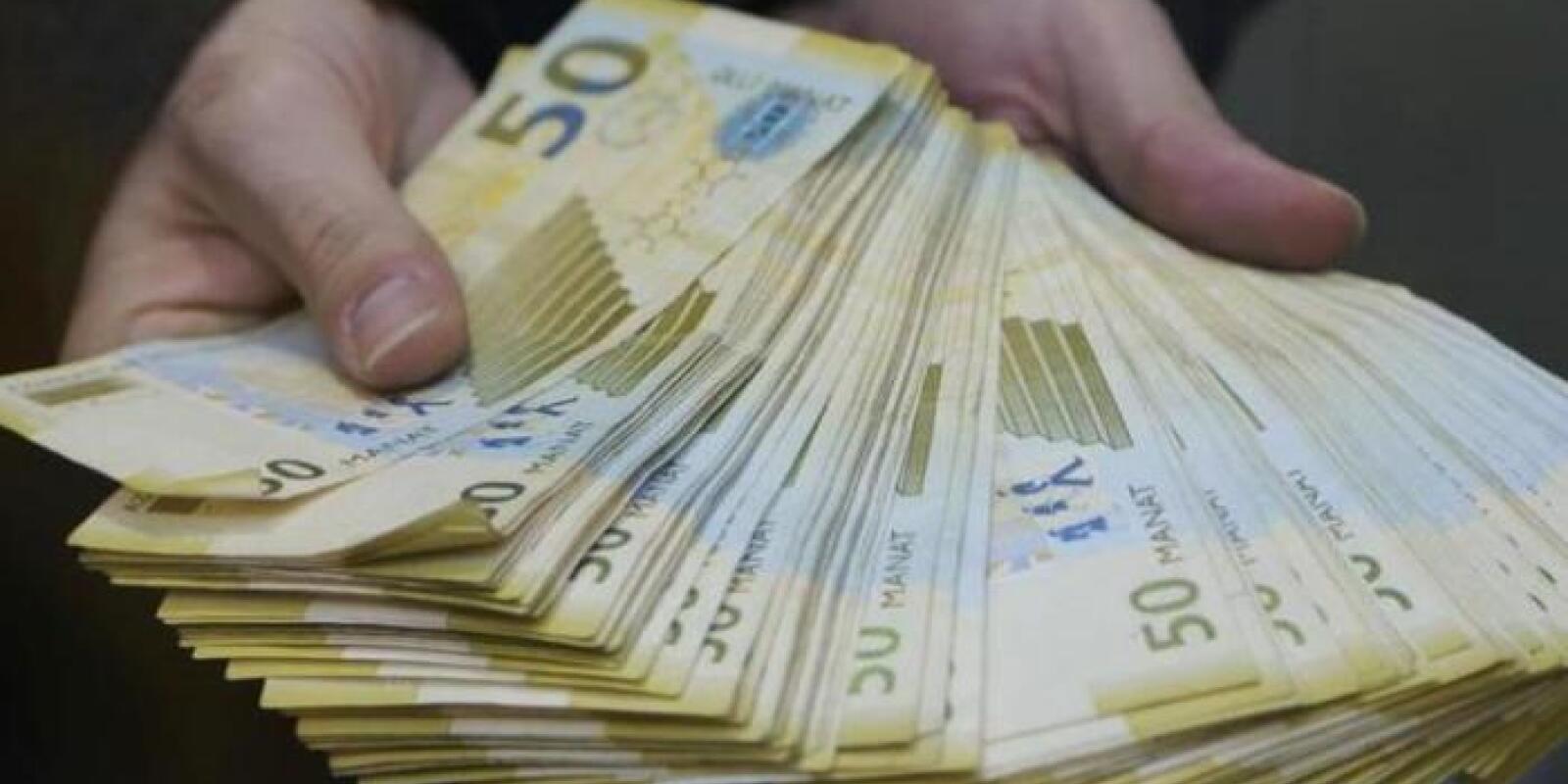 Avtobusdan 2650 manat tapdı, sahibinə təhvil verdi - VİDEO