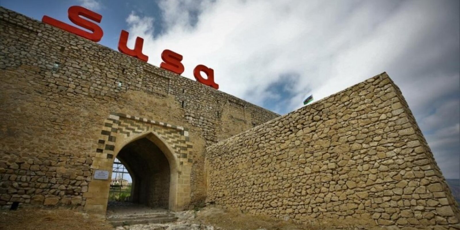 Xarici diplomatlar Şuşada Qazançı kilsəsinə baş çəkiblər