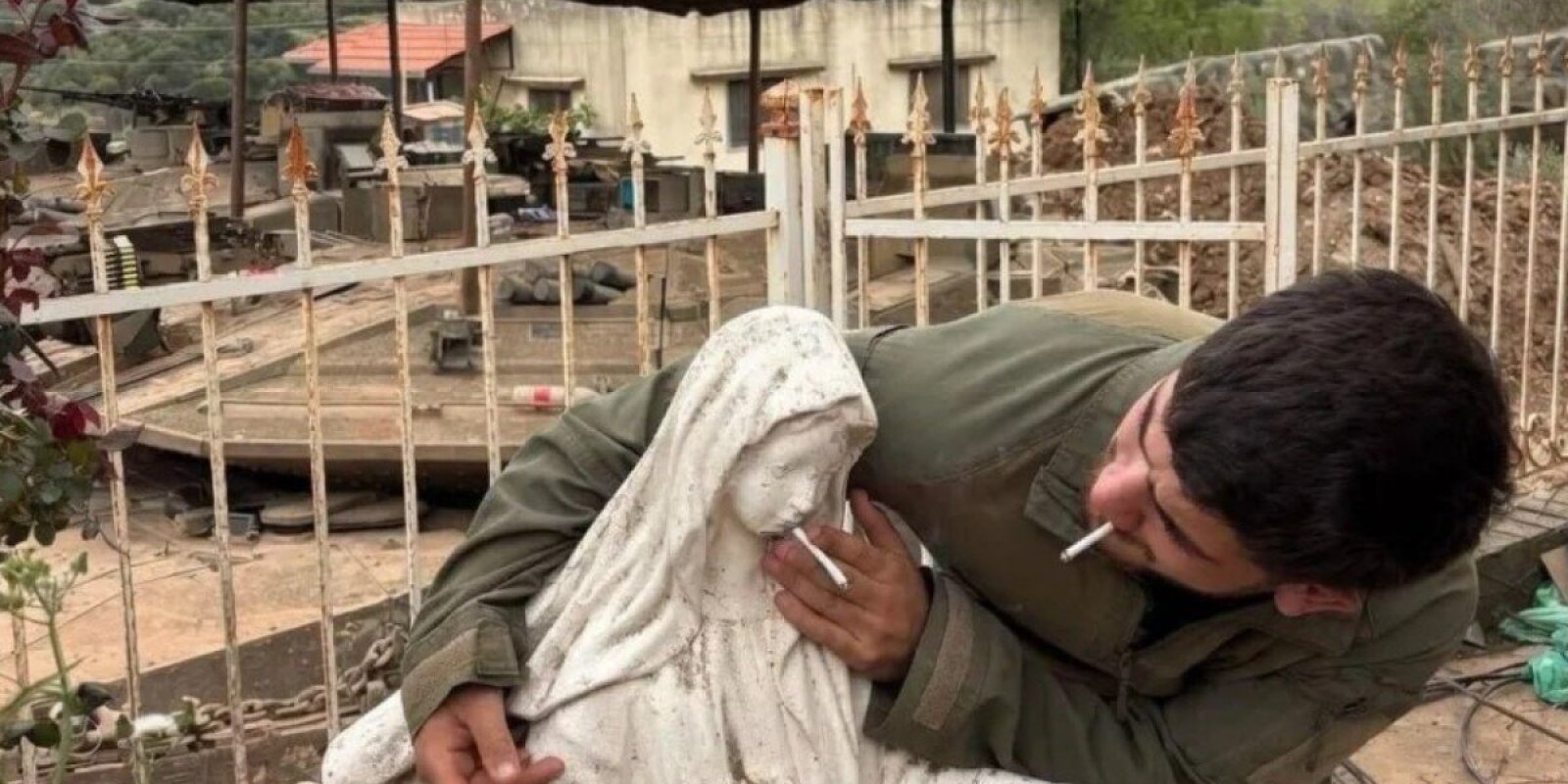Hərbçidən Məryəm Ananın heykəlinə hörmətsizlik