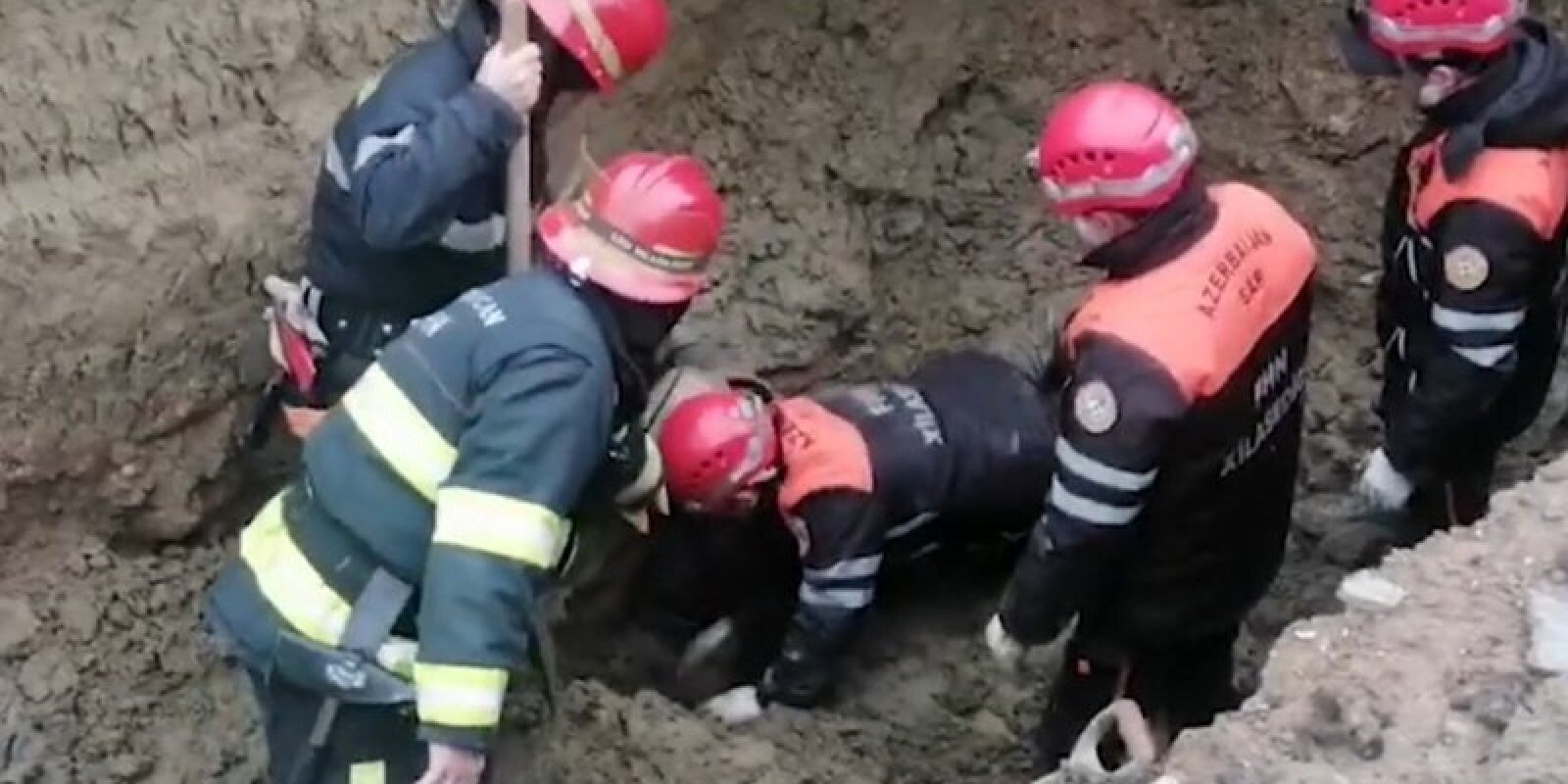 Qaradağda torpaq çökdü, iki nəfər dağıntılar altında qaldı: Ölən var (VİDEO)