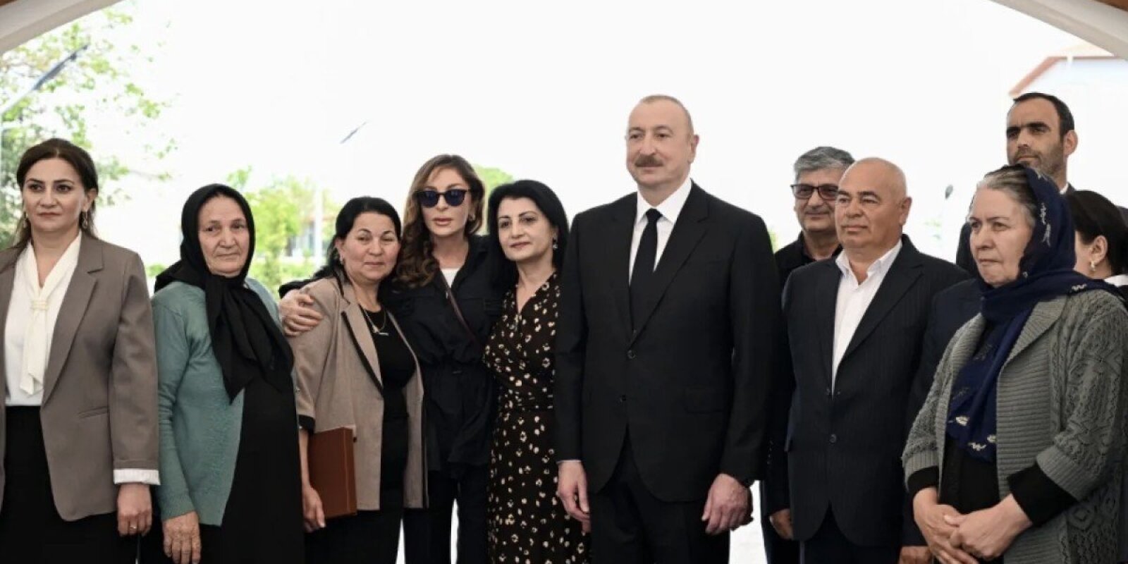 Prezidentlə xanımı Şükürbəyli sakinləri ilə görüşdülər - Fotolar