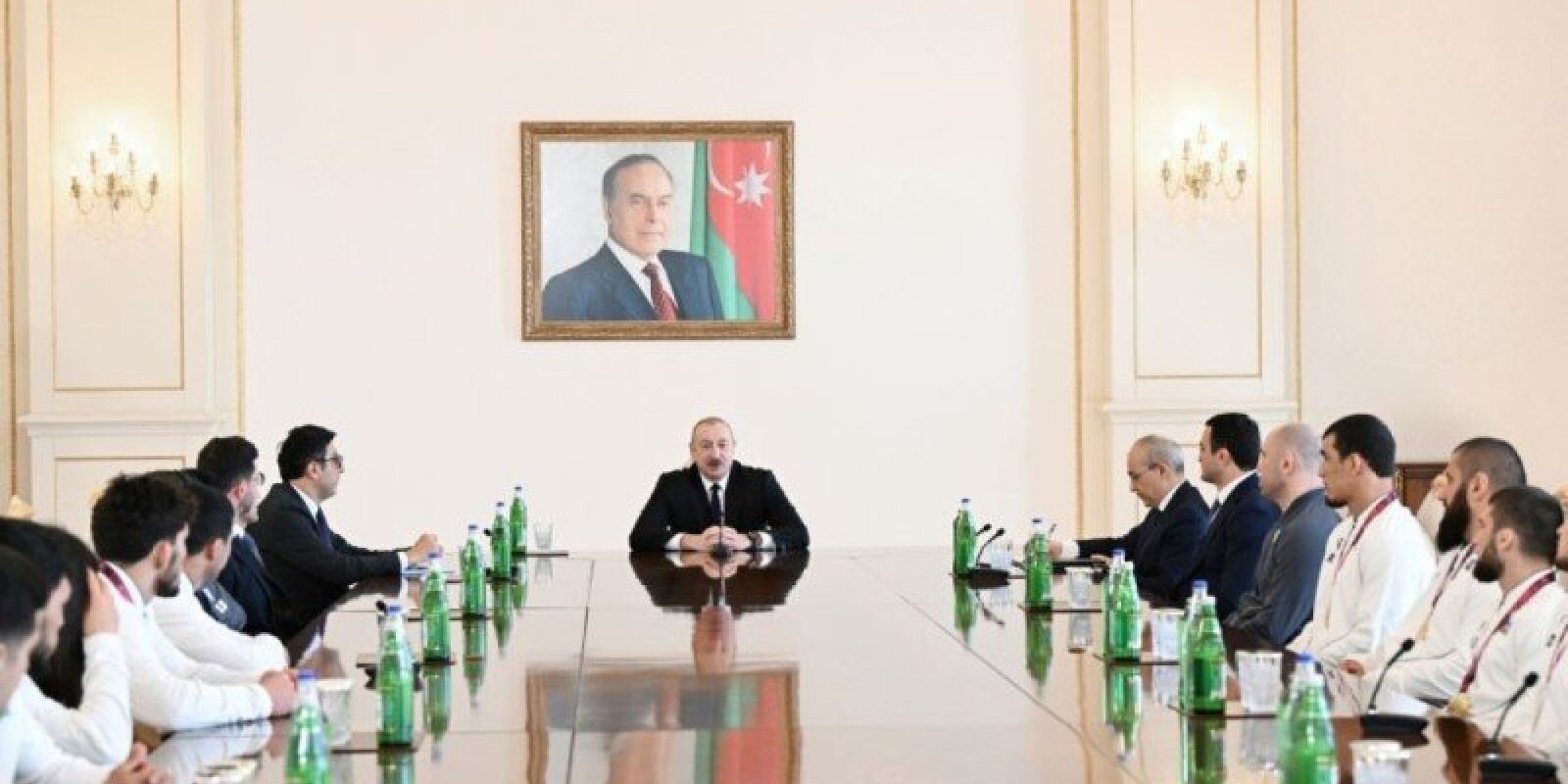 Prezident çempion olan güləşçiləri qəbul edib
