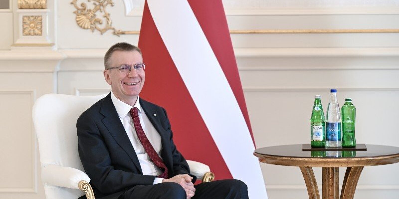 Latviya Prezidenti sülhdən DANIŞDI