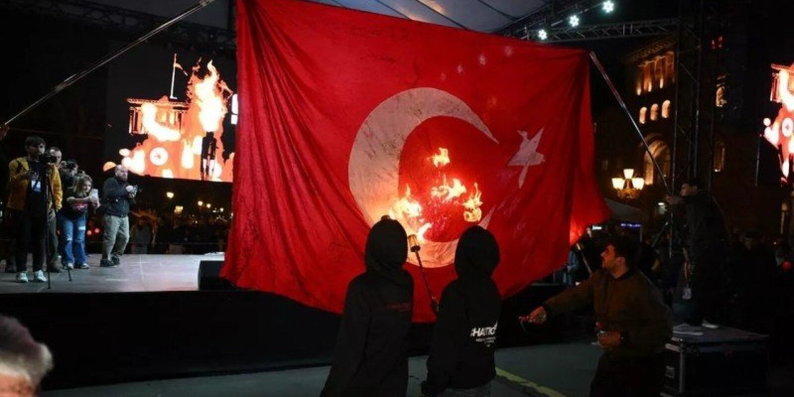 İrəvandakı bayraq insidenti: radikallaşmanın növbəti göstəricisi